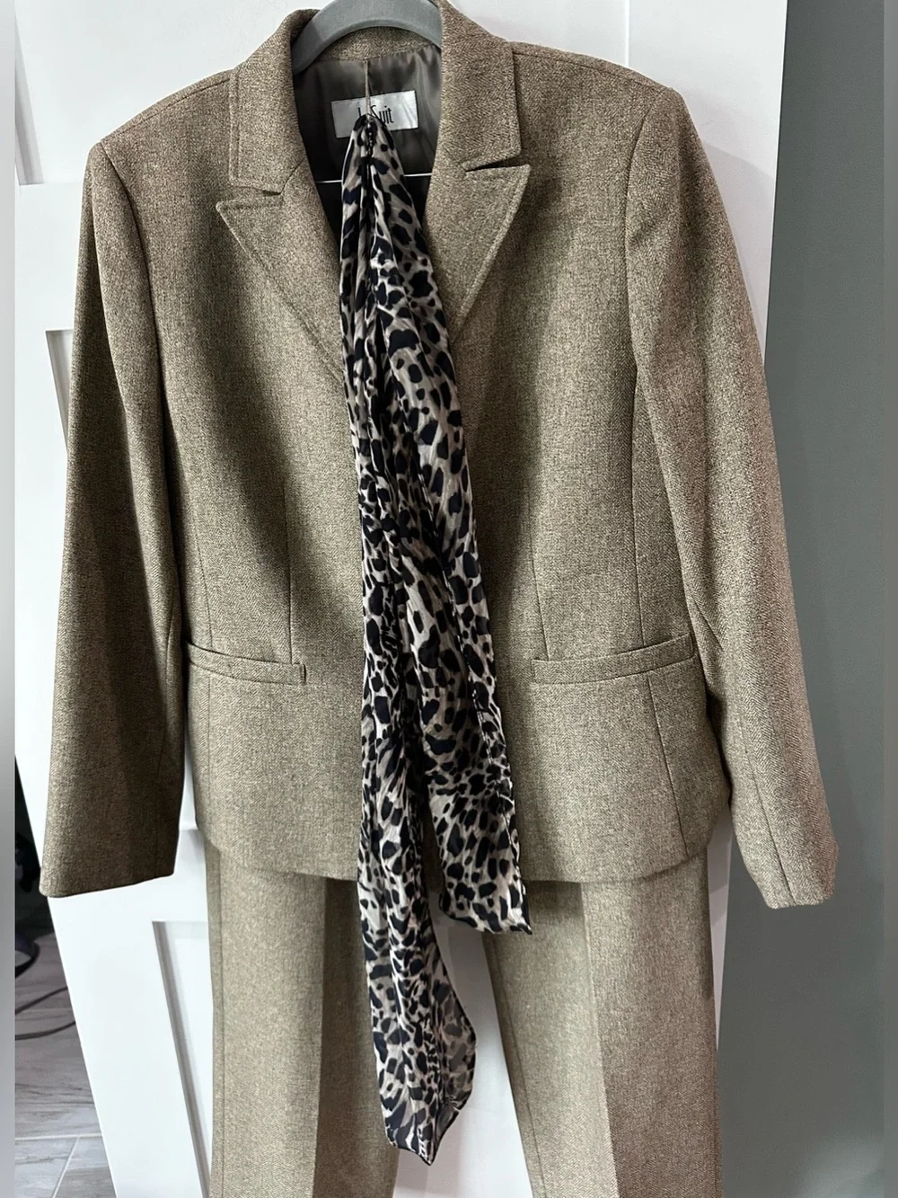 LE SUIT Brown Pant Suit Size 12 Lined Pockets Career Notch Collar 3 Pc Tweed